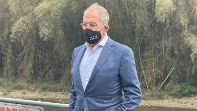 Руският външен министър Сергей Лавров беше заснет с маска с
