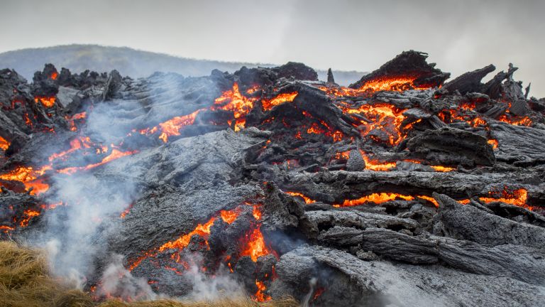 New grill on lava, this time in Iceland (video)