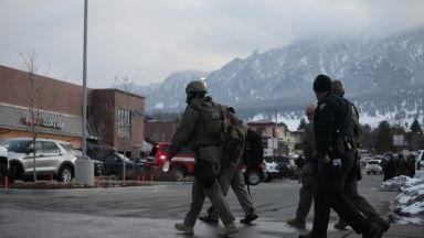 Десет души са убити при стрелбата в супермаркет в Колорадо
