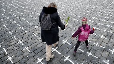 Чехия отбеляза една година от първия смъртен случай в страната заради