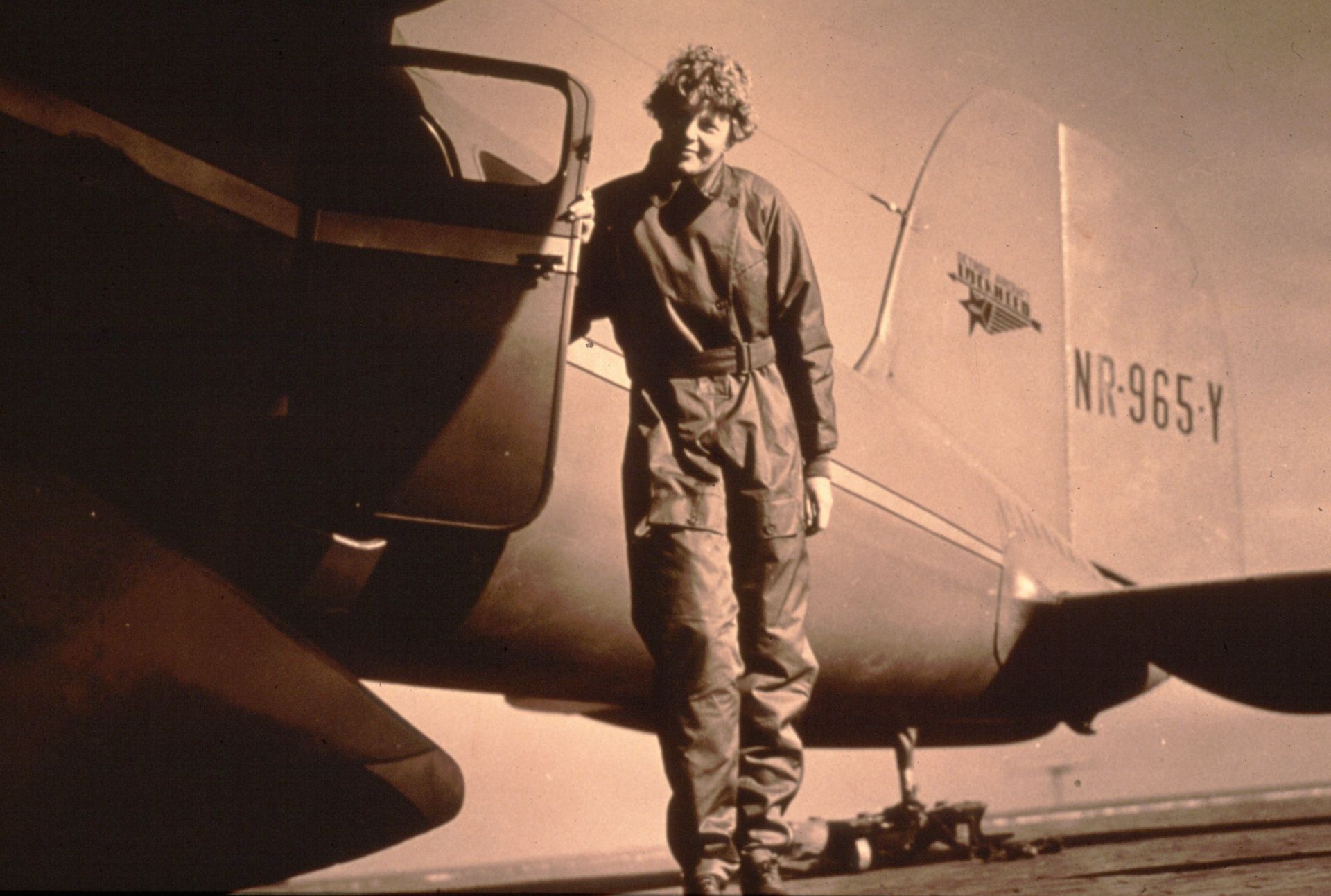 Еърхарт става първата жена пилот, изкачила 4200 метра