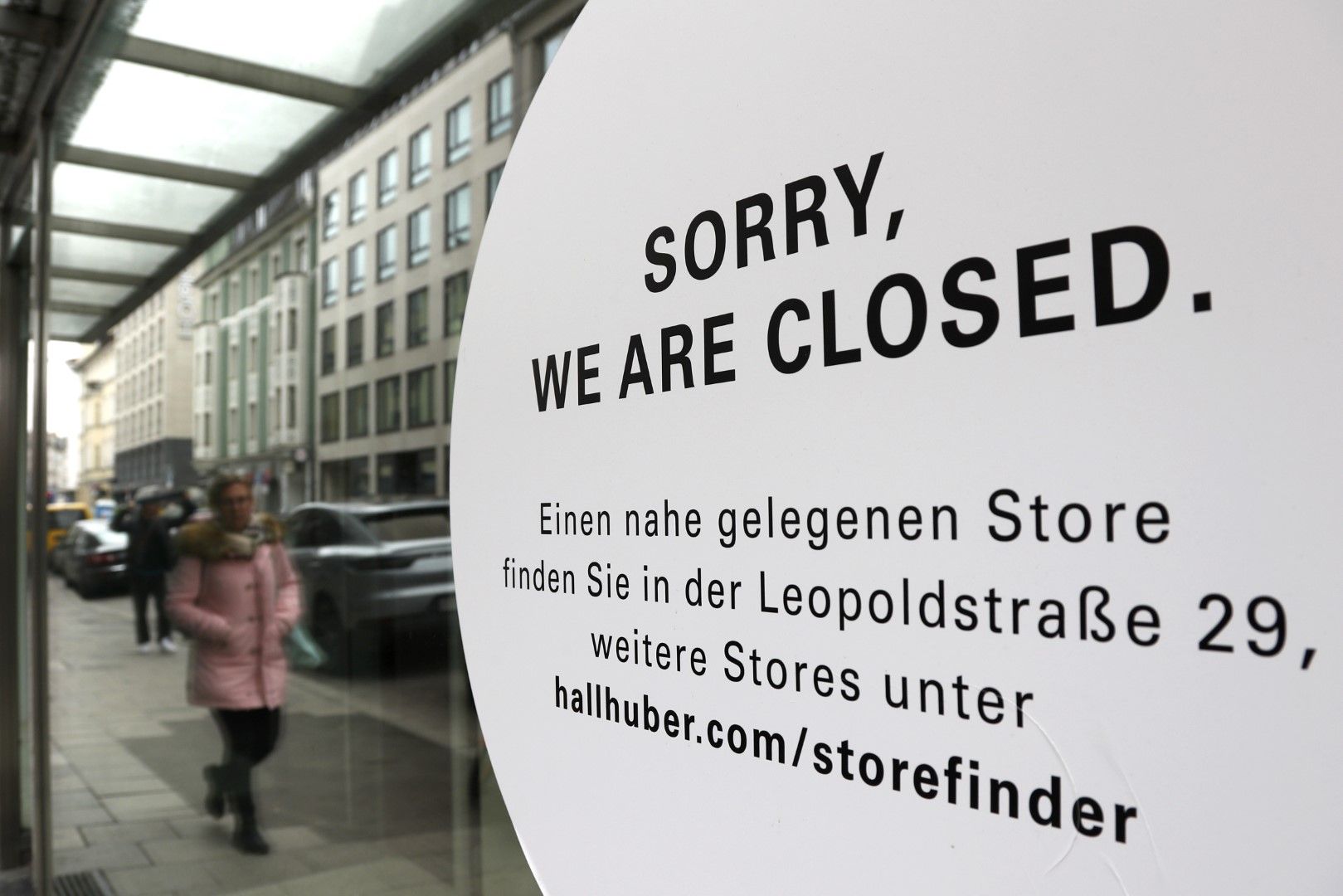 Жена минава покрай затворени магазини на централна улица в Мюнхен