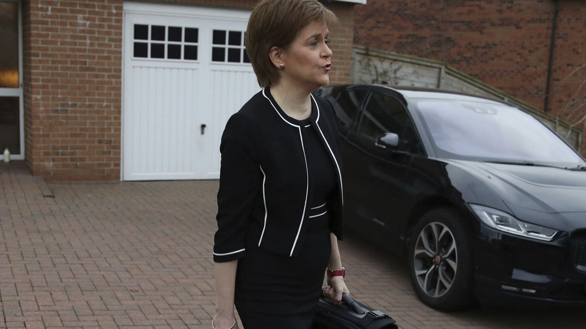Шотландската лидерка оцеля при вот на недоверие, свързан със сексскандал с неин колега