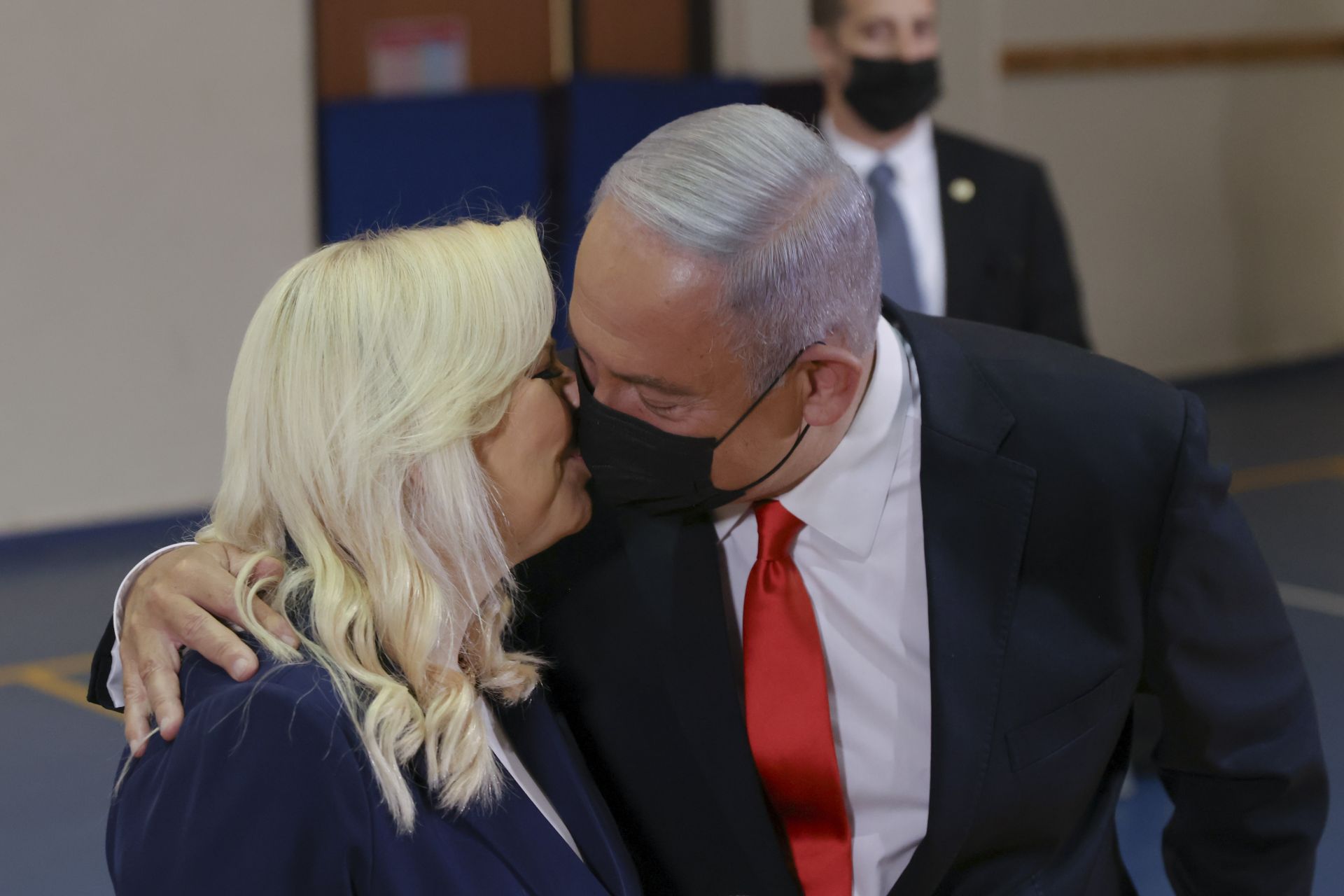 Бенямин Нетаняху целува съпругата си Сара през маската, след като гласуваха