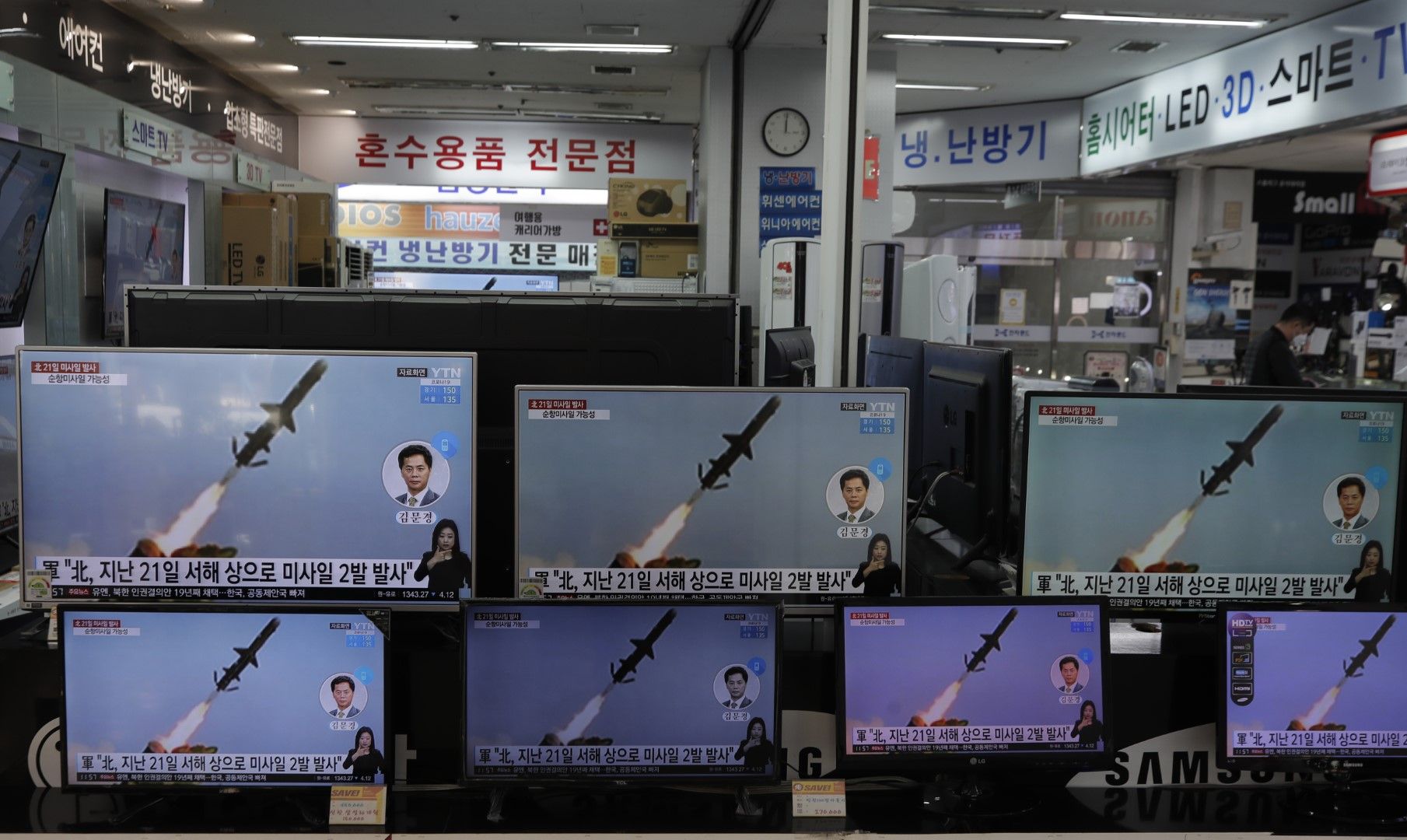 Поредно изтрелване на ракети от Северна Корея можеше да се гледа на екрани в магазините в Сеул