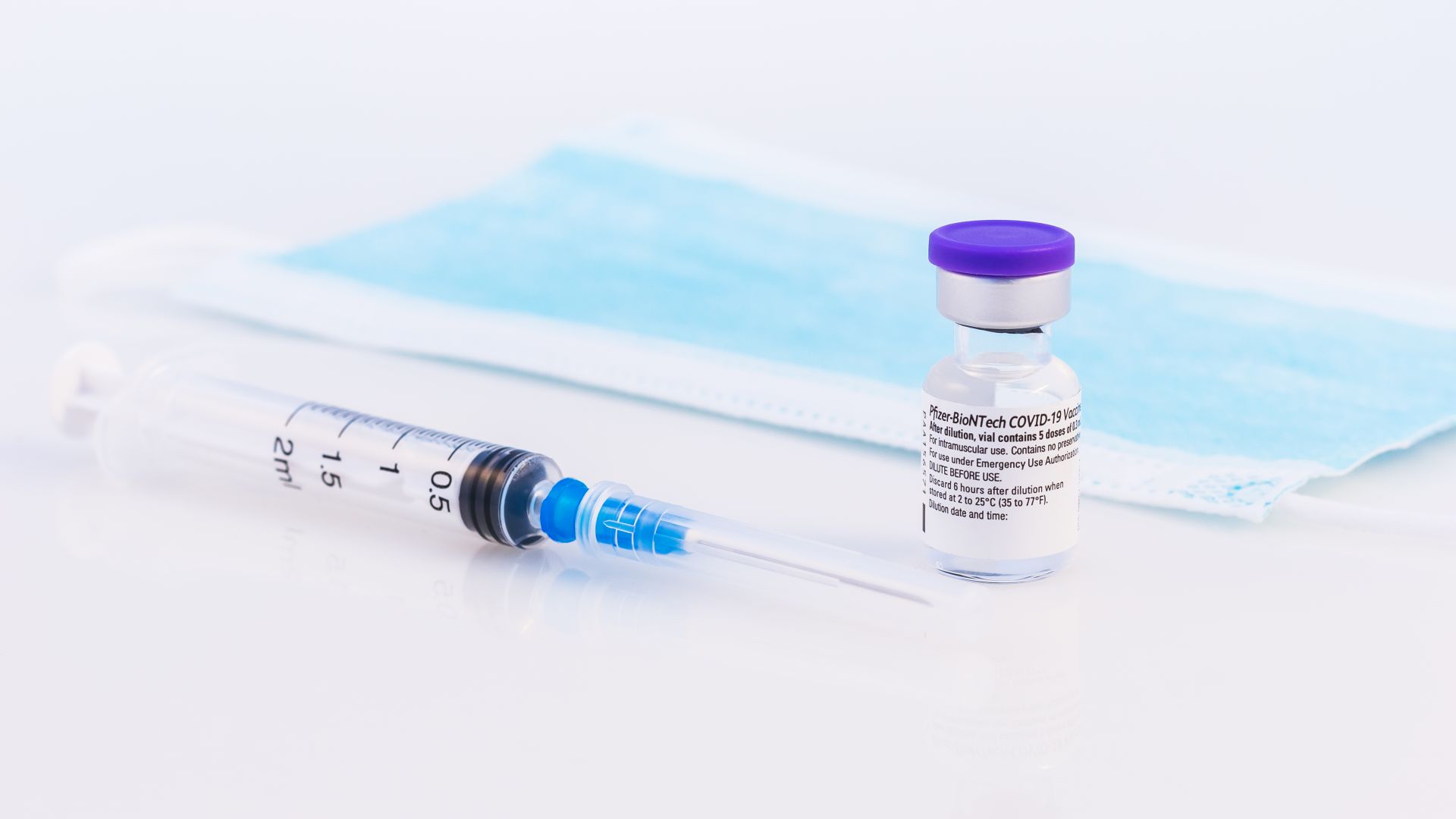 Здравните власти удължиха срока на годност на ваксини и казаха кой се нуждае от трета доза