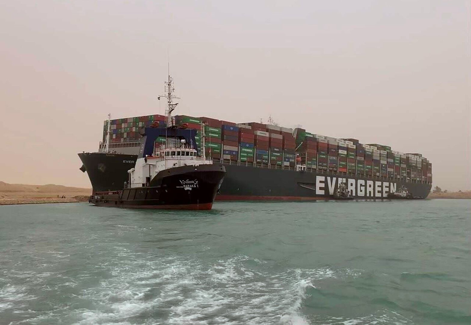 Корабът за карго превози Евър Гриин задръсти Суецкия канал