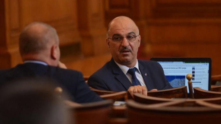 Лидерът на НФСБ Валери Симеонов съобщи, че депутатът от неговата