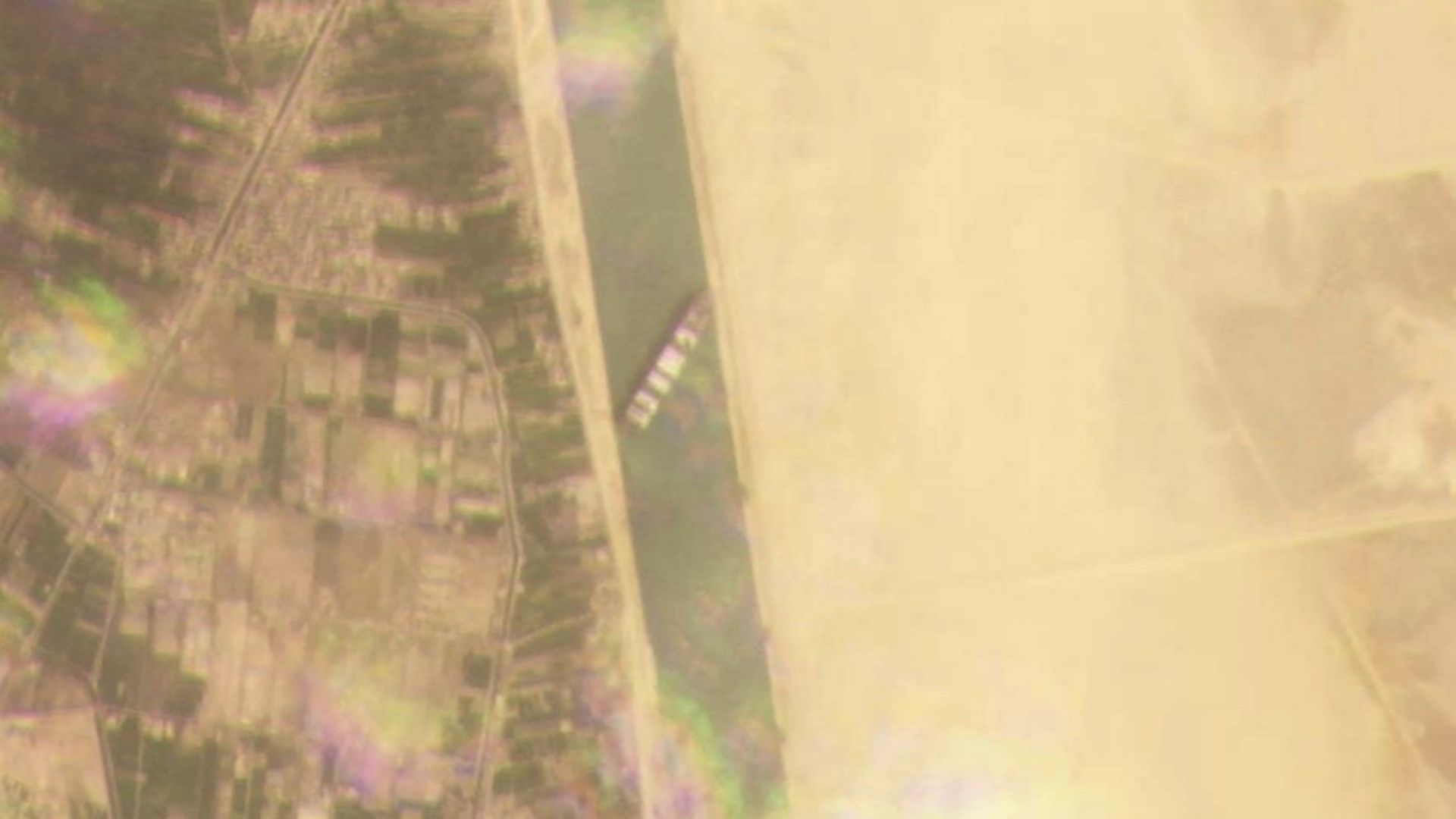 На сателитната снимка ясно се вижда  задръстеният от кораба канал