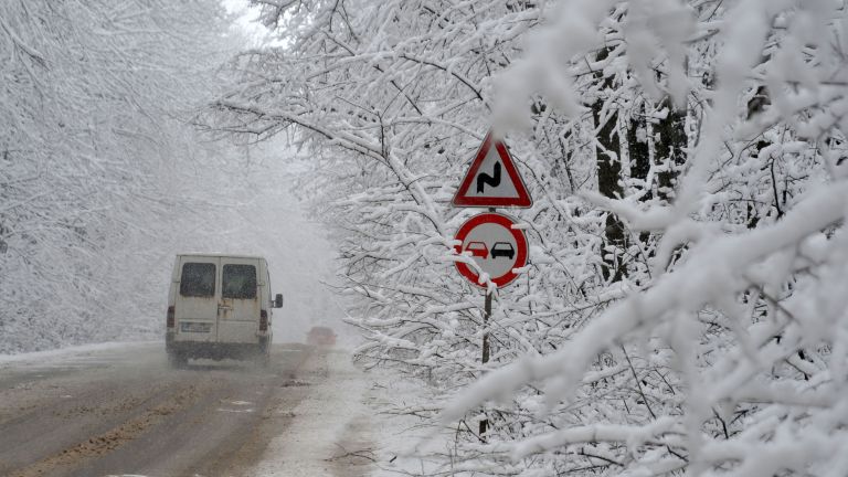 Свличане на снежна маса временно блокира прохода Троян-Кърнаре. Движението в