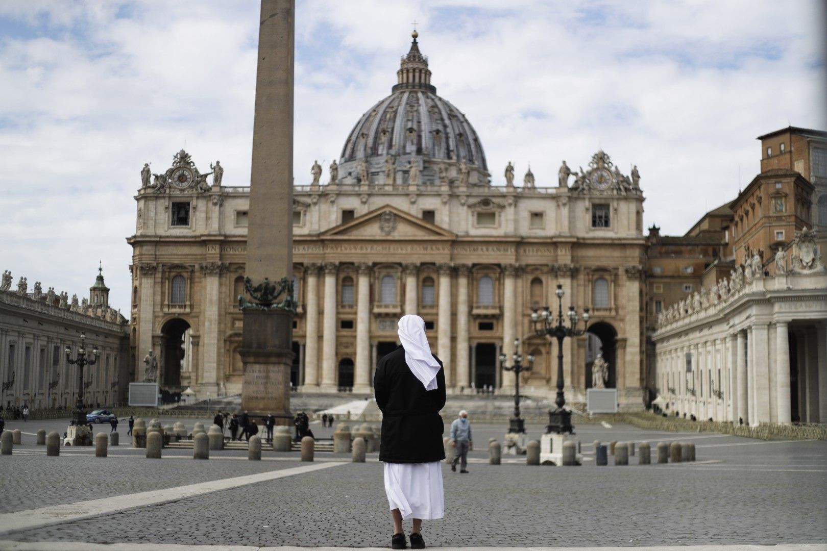 Пустее площадът пред катедралата Свети Петър. Коронавирусната пандемия причини сериозен спад в приходите на Католическата църква