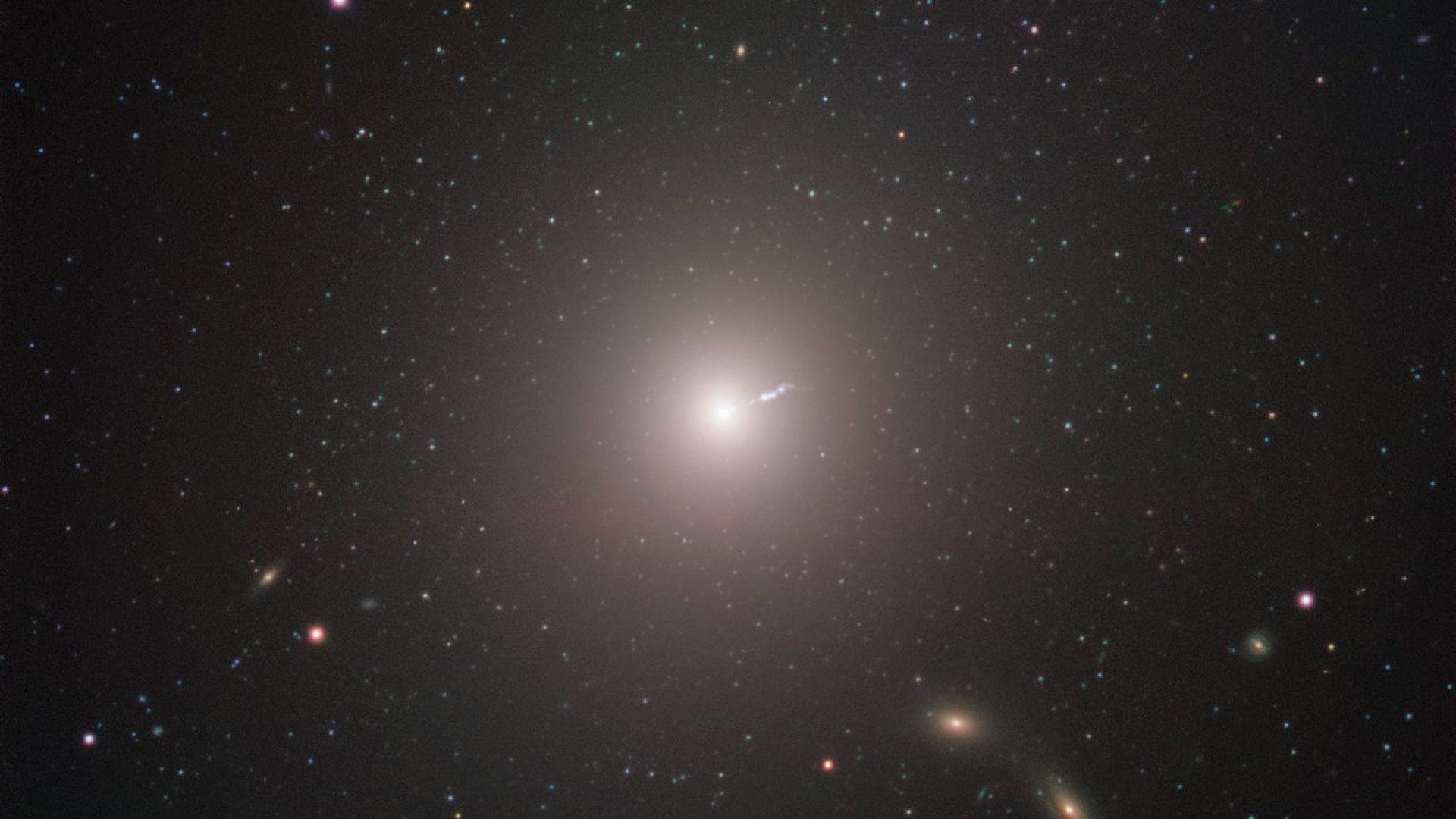Гигантската черна дупка M87 започва да разкрива тайните си