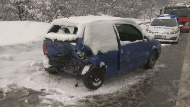 Според шофьорите обилният снеговалеж ниската видимост и заснежаването на платното са