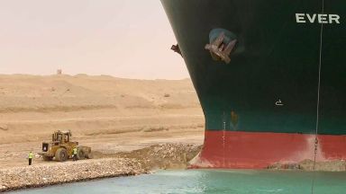 Суецкият канал остава затворен и тази сутрин след като огромен