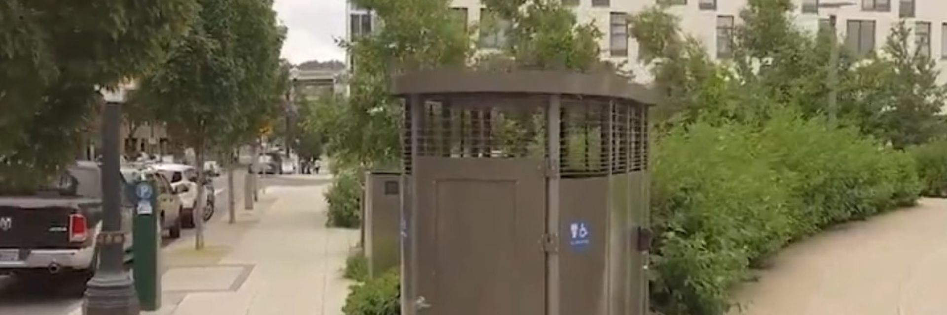 Градска тоалетна за 645 000 долара скандализира Ванкувър (видео)