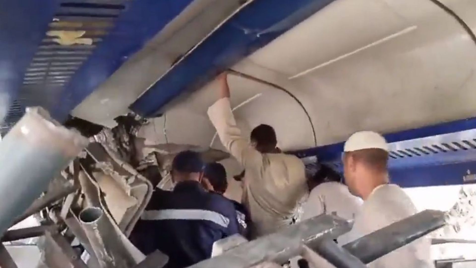 Десетки жертви и много ранени след катастрофа между два влака в Египет (видео)