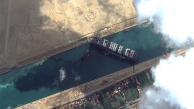 Провали се опит да изтеглят кораба, запушил Суецкия канал
