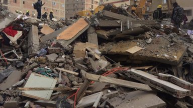 5 жертви и 24-ма ранени при срутване на многоетажна сграда в Кайро (видео)