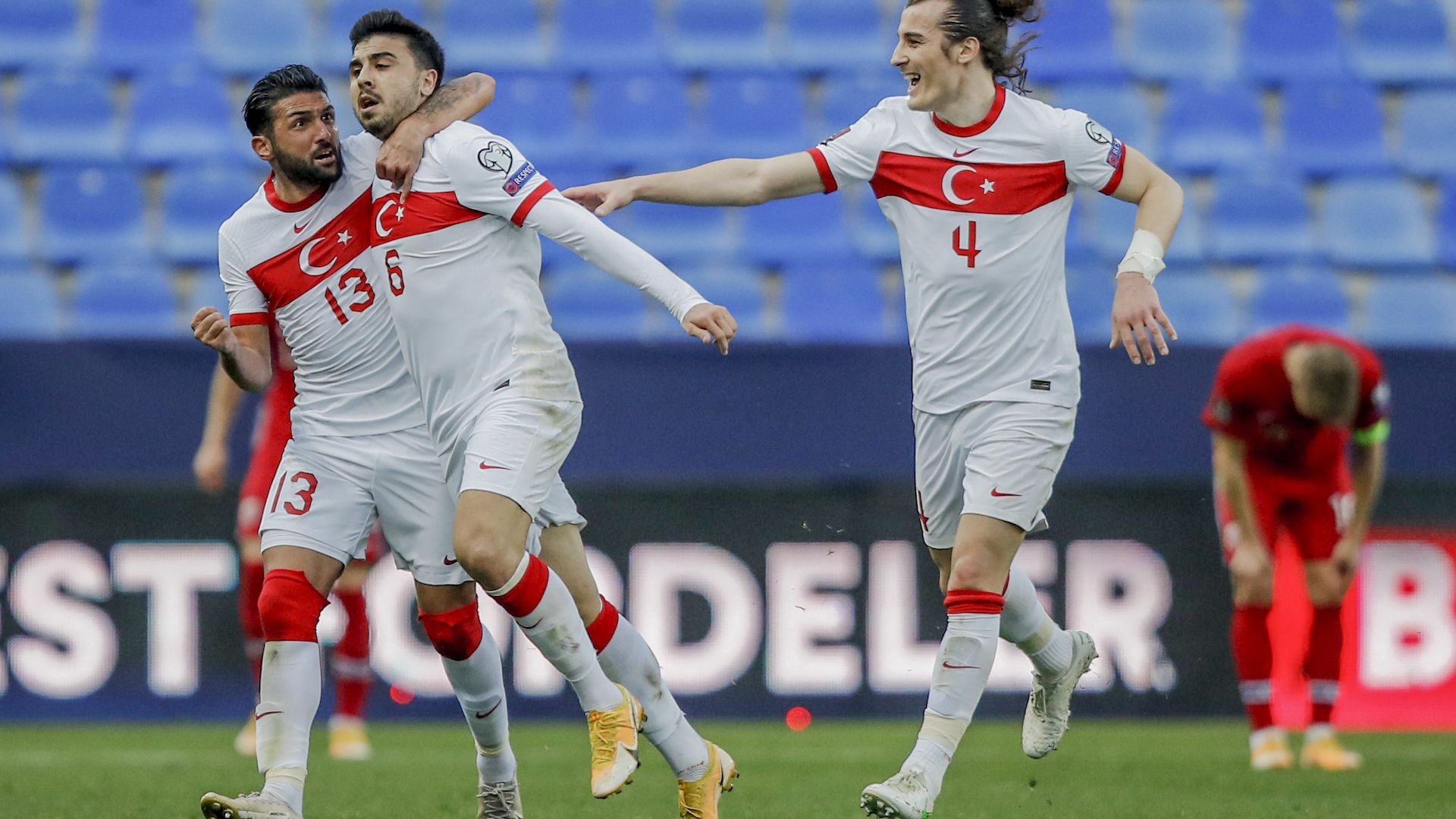 Турция продължава да лети високо, Нидерландия спечели с фенове по трибуните