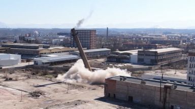 53 метров комин беше взривен чрез контролирана експлозия в Монтана и