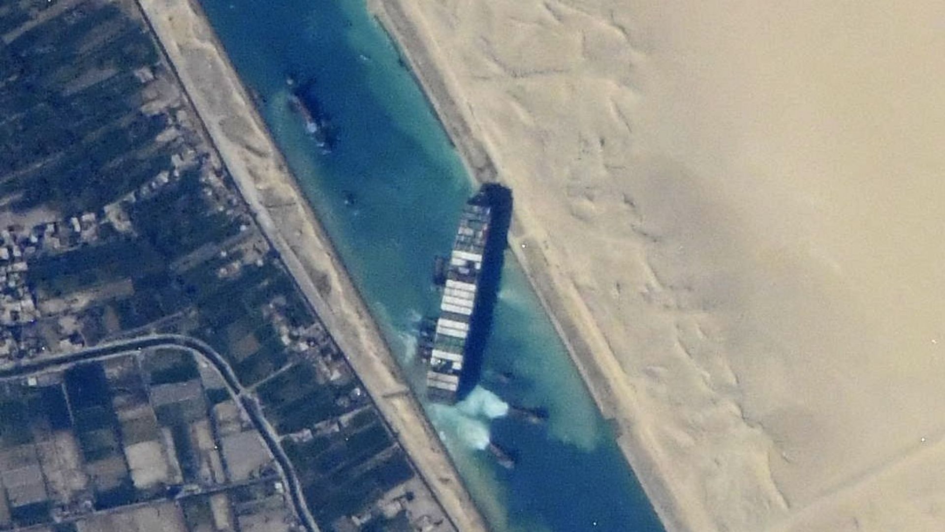 Кран ще разтоварва заседналия контейнеровоз в Суецкия канал