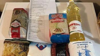 Пакети с боб брашно захар олио и т н влизат