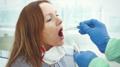 Новият коронавирус заразява клетките в устата и слюнката и затова