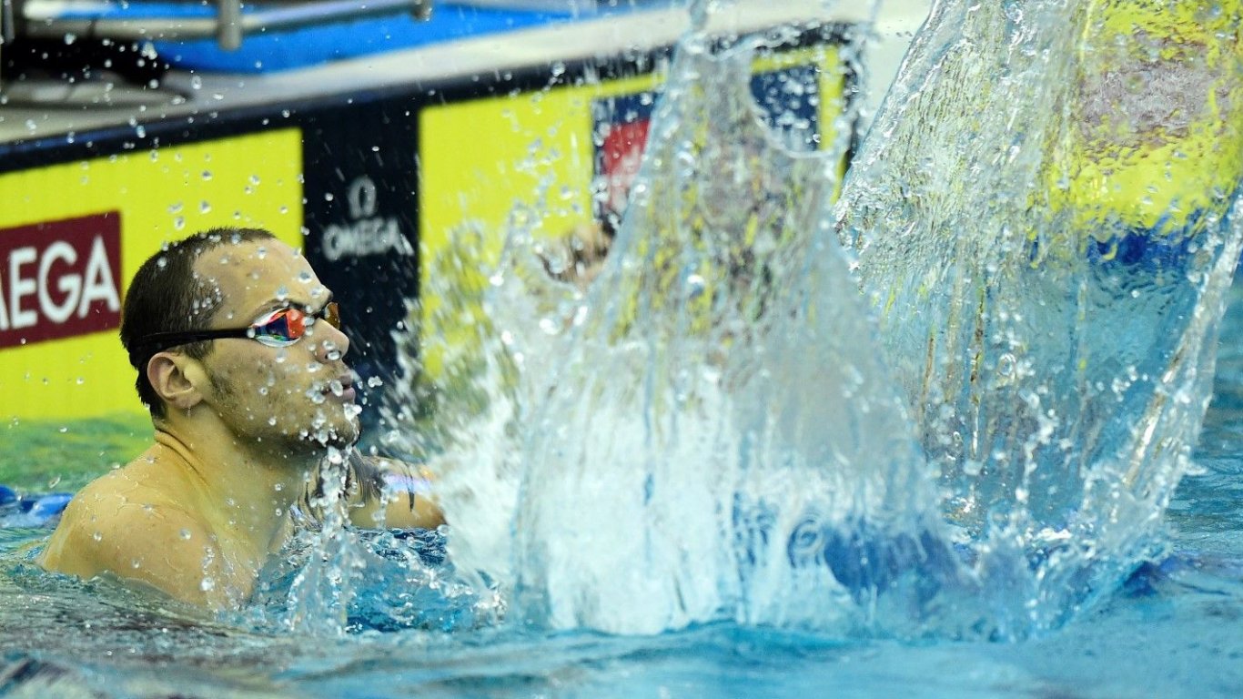 Спряха състезателните права на звездата ни в плуването Антъни Иванов