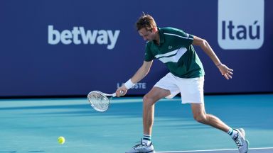Куцукащият Медведев не се предаде на травмата и стигна осминафинал в Маями
