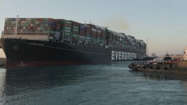 Контейнеровозът, заседнал в Суецкия канал, остава блокиран от египетските власти заради съдебен спор