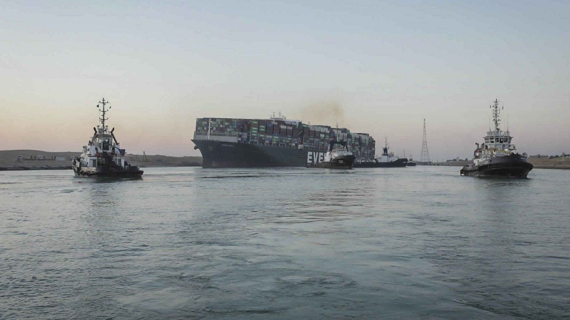 Струпването на кораби при Суецкия канал трябва да приключи днес