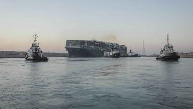 Гигантският кораб, заседнал в Суецкия канал, най-после е освободен  