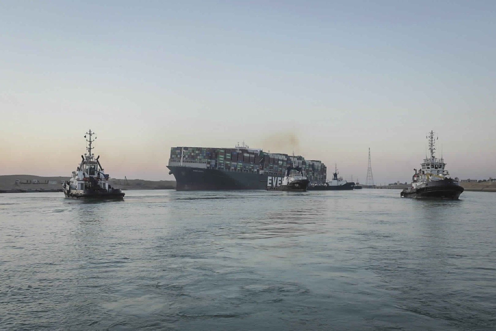 Евър Гивън, избутван от специализирани плавателни съдове в Суецкия канал