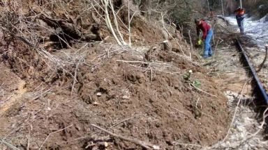 Паднали дървета и скална маса прекъснаха движението на влаковете между