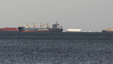 Товарен кораб заседна тази сутрин в Суецкия канал и затрудни