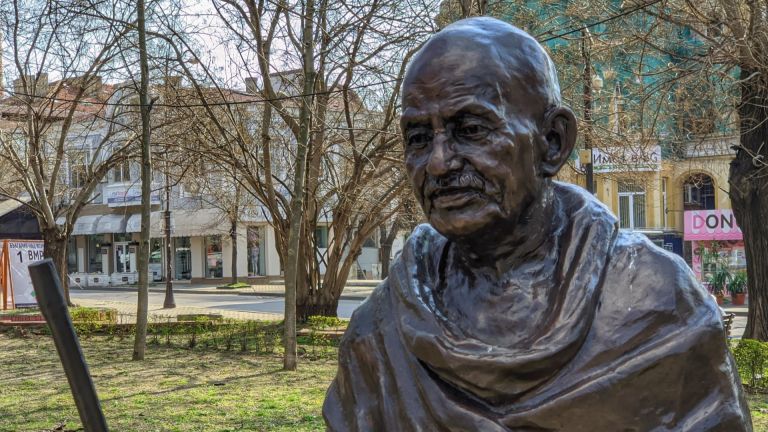 Паметникът на Махатма Ганди в градинката на Севастопол във Варна