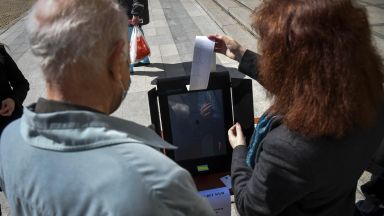 Удостовериха годността на машините за местния вот в неделя, битка в Благоевград