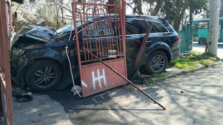 Джип връхлетя в двора на къща и се заби в