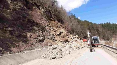 Над 500 кубика скална маса се е срутила през нощта