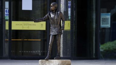 Откриването на статуя на Грета Тунберг в британски университет породи