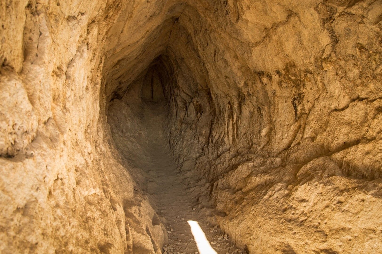 В дъното на пещера Утробата има олтар