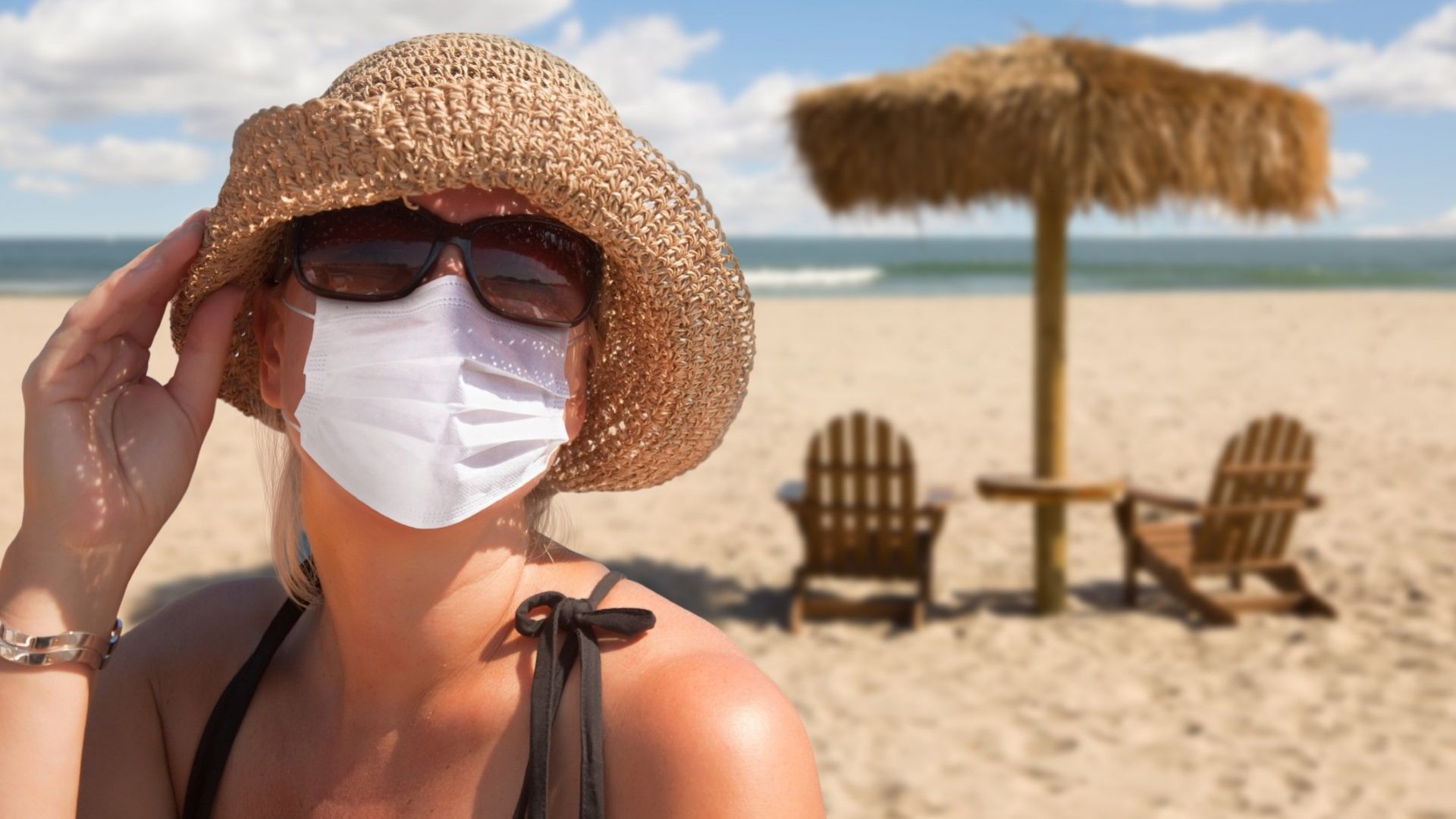 В Испания носенето на маски става задължително дори на плажа и в басейните
