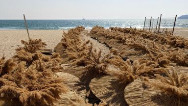 Дни преди началото на летния туристически сезон някои от плажовете