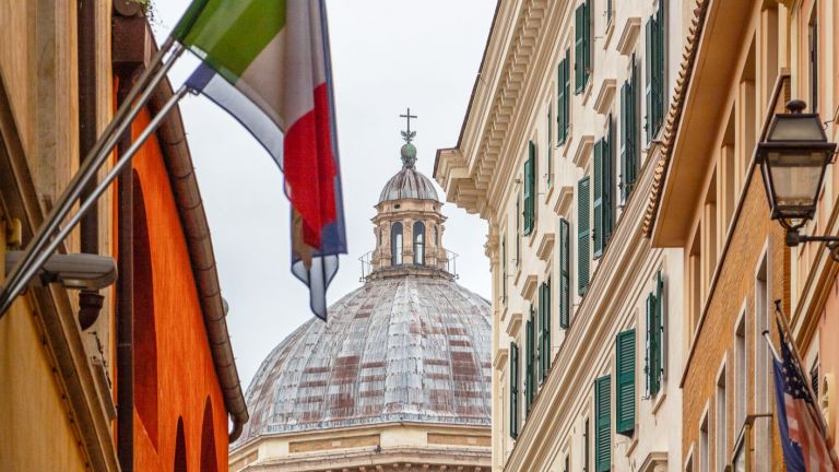 Италия обяви днес незабавното експулсиране на двама служители на руското