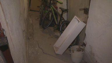Основите на блок в Пловдив се рушат Живущите търсят причината