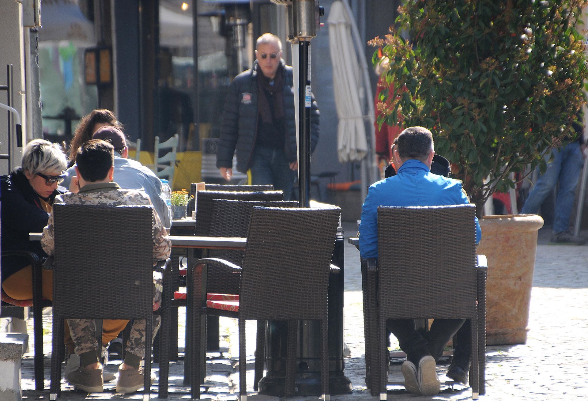И в Пловдив хората излязоха да пият кафе на слънце
