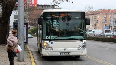 Масовият обществен градски транспорт в Пловдив продължава да работи с