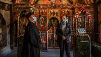 Приключи реставрацията на иконостаса на Курилския манастир Св Иван Рилски