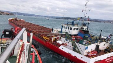Товарен кораб аварира в Босфора, едва не се блъсна в скалите (видео)