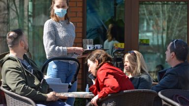 От днес се отварят изцяло заведенията за хранене и развлечения